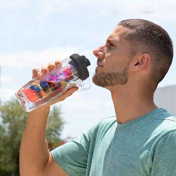 Sticla de apa cu recipient pentru fructe, Zola, capacitate 1 L, husa cu agatatoare, inchidere etansa, plastic, 25 x 8 cm, transparent / negru Sticla de apa cu recipient pentru fructe, Zola, capacitate 1 L, husa cu agatatoare, inchidere etansa, plastic, 25 x 8 cm, transparent / negru